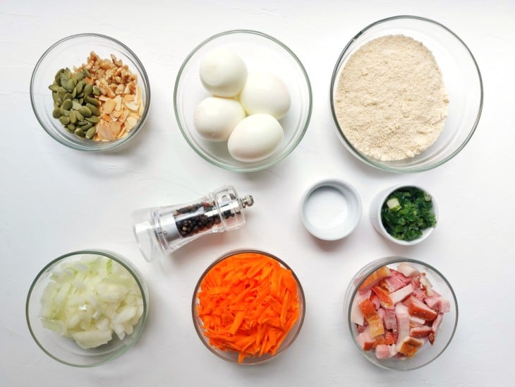 Ingredientes da farofa de ovo e bacon low carb.