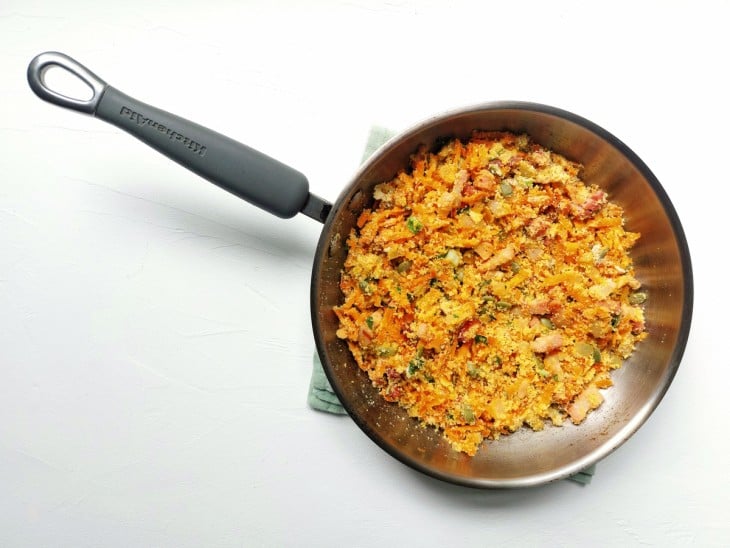 Farinha de amêndoas, sal, pimenta e cheiro-verde adicionados na farofa.