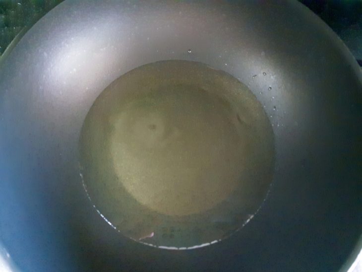 Uma frigideira com óleo.