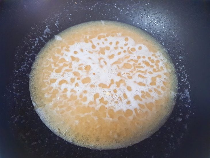 Uma frigideira com óleo e creme de cebola.