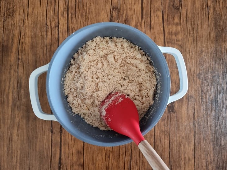 Farinha de mandioca adicionada à panela com cebolas.