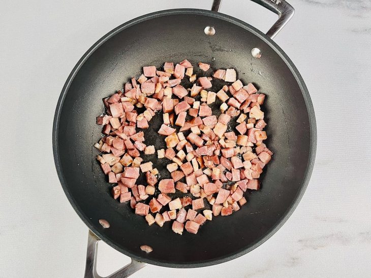 Calabresa adicionada a panela com o bacon.