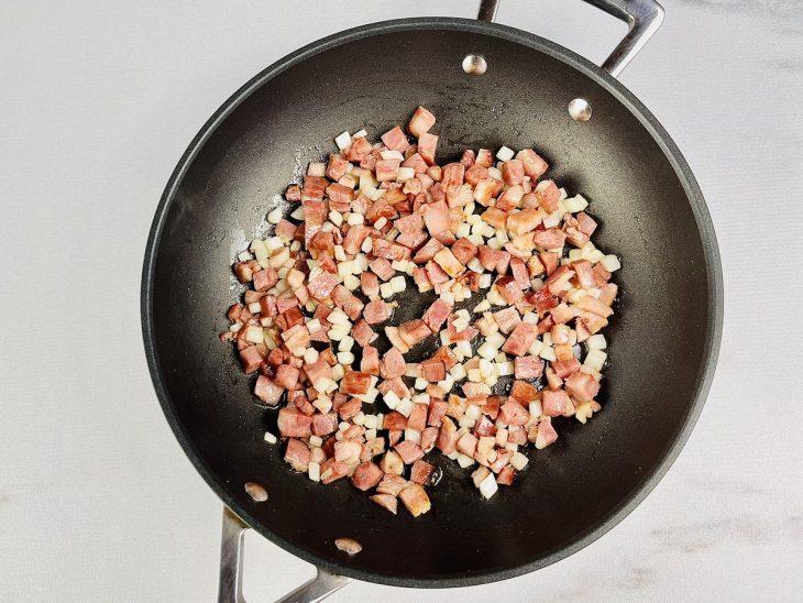 Alho e cebola adicionados ao bacon com a calabresa.