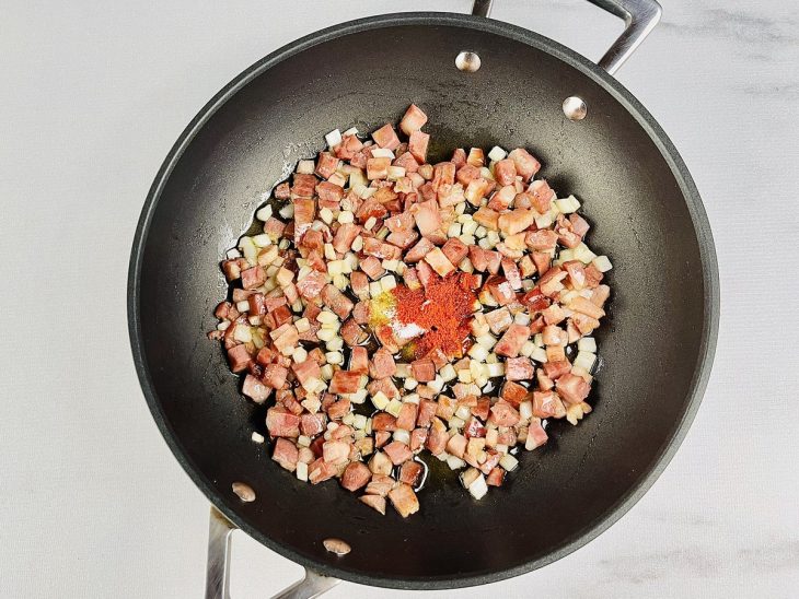 Azeite, sal e páprica adicionados a panela.