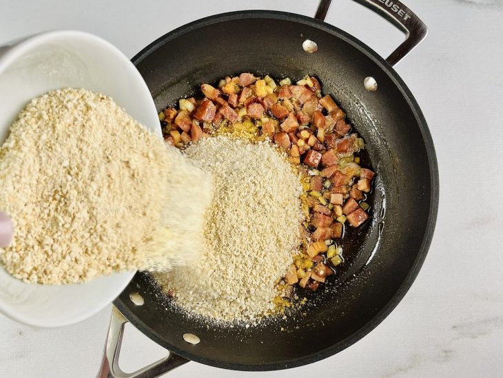 Farinha sendo adicionado a panela.