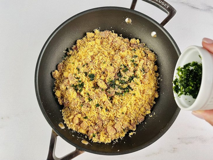 Cheiro verde sendo adicionado.