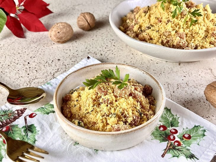 Farofa pronta, servida em tigela.