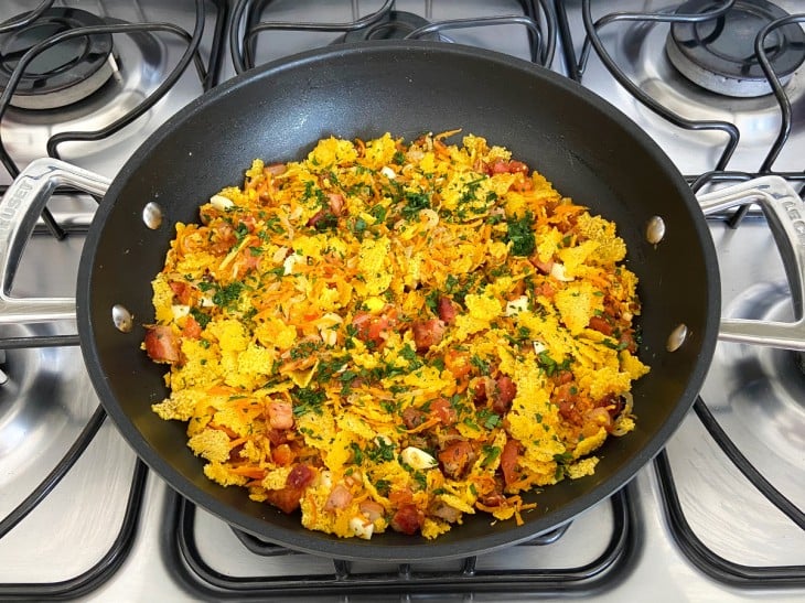 Uma frigideira contendo farofa rápida com bacon.