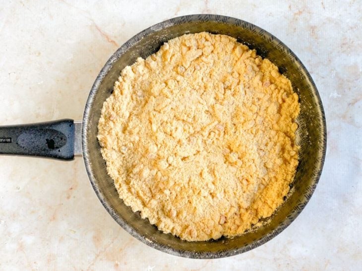 Páprica e farinha de mandioca adicionadas a panela.