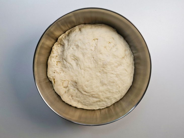 Massa descansando em tigela até dobrar de volume.