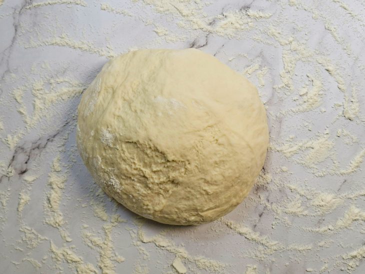 Massa sendo sovada até ficar lisa e homogênea.