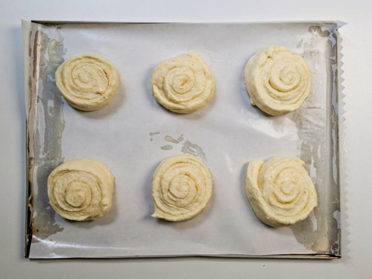 Fatias dispostas na forma com espaço entre elas.