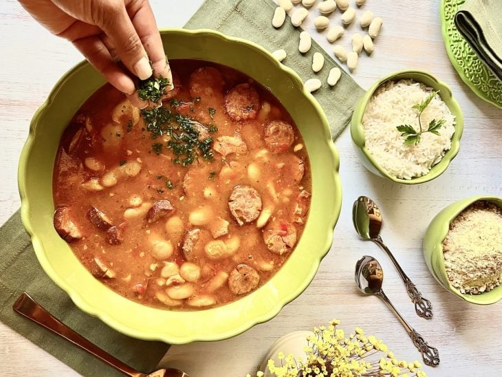 Fava na pressão pronta para servir e finalizada com cheiro verde