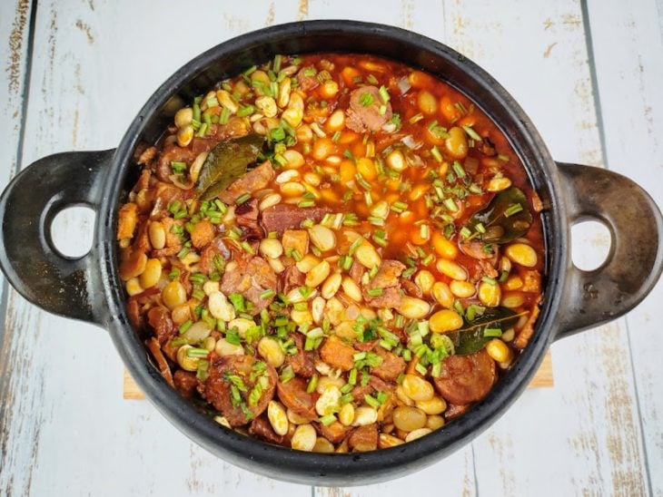 panela com fava nordestina temperada com coentro