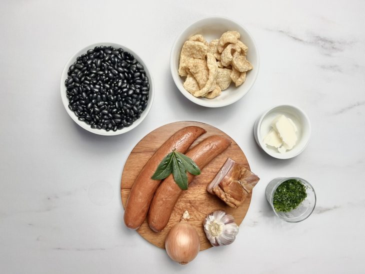 ingredientes reunidos para fazer feijão amigo