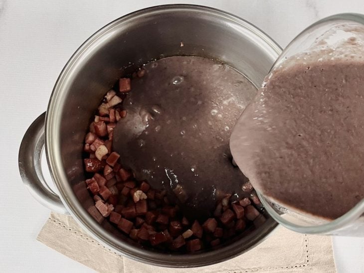 feijão amigo cozinhando na panela
