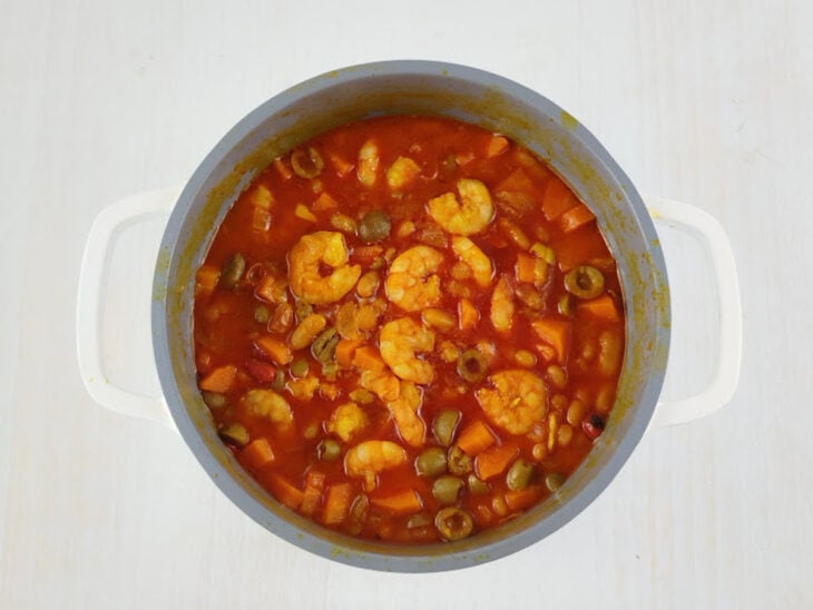 Ensopado borbulhando intensamente no fogão para apurar os sabores do caldo.