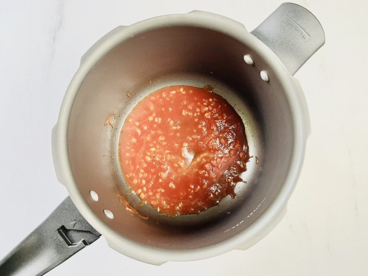 Cebola, alho e extrato de tomate refogando.