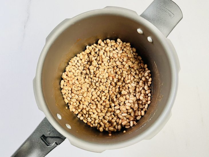 Feijão adicionado ao refogado.