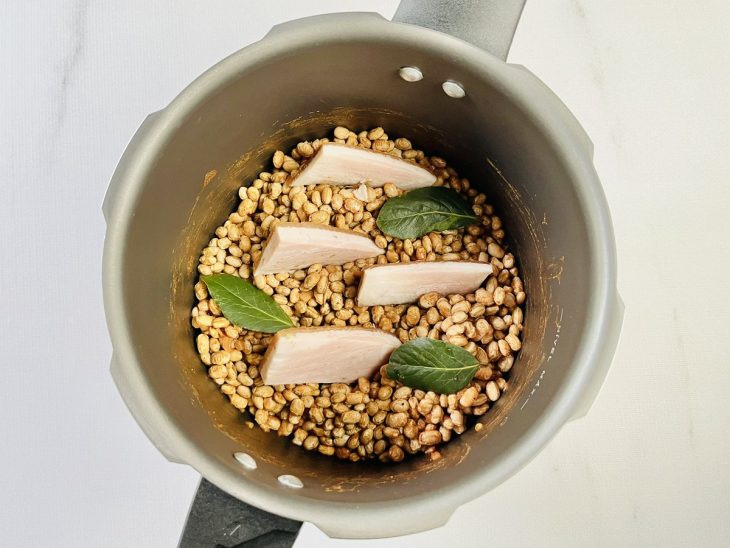 Couro do bacon e folhas de louro incorporadas ao feijão.