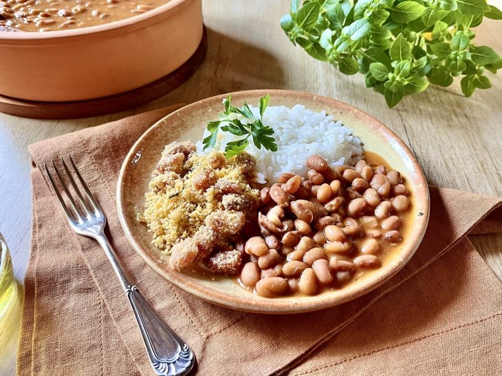 Feijão carioca cozido servido.