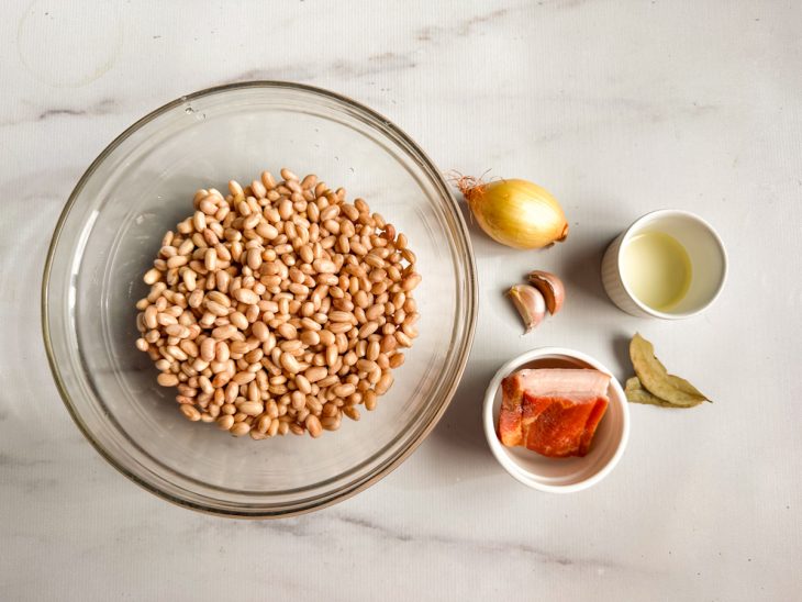 Ingredientes separados sobre a bancada.