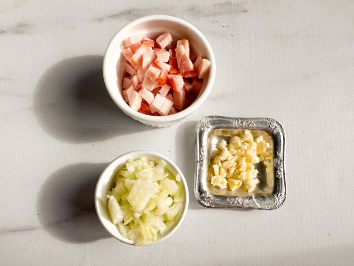 Ingredientes cortados nas tigelas.