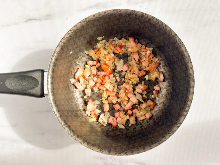 Bacon e alho refogados na panela.