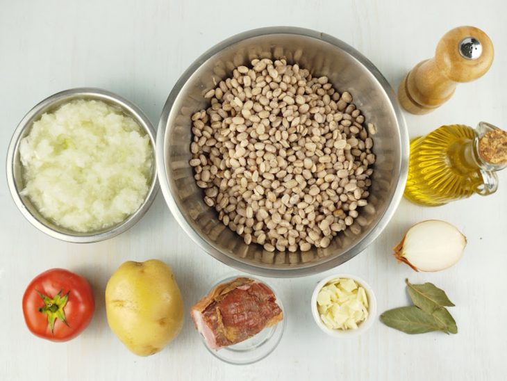 Ingredientes separados e picados sobre a bancada.