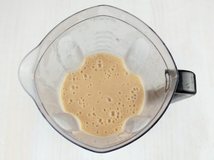 Ingredientes cozidos e caldo sendo batidos no liquidificador.