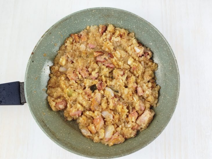 Bacon e cebola dourando na frigideira.