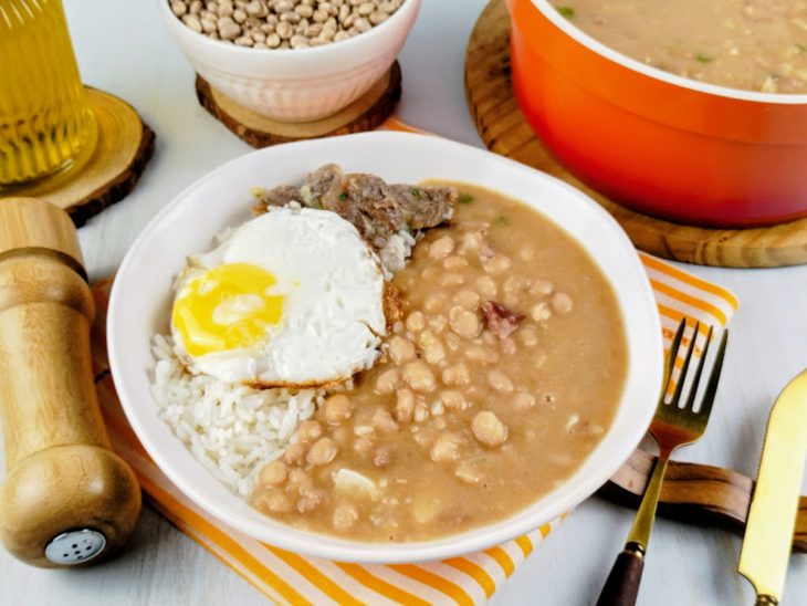 Feijão carioca perfeito servido com arroz e ovo.
