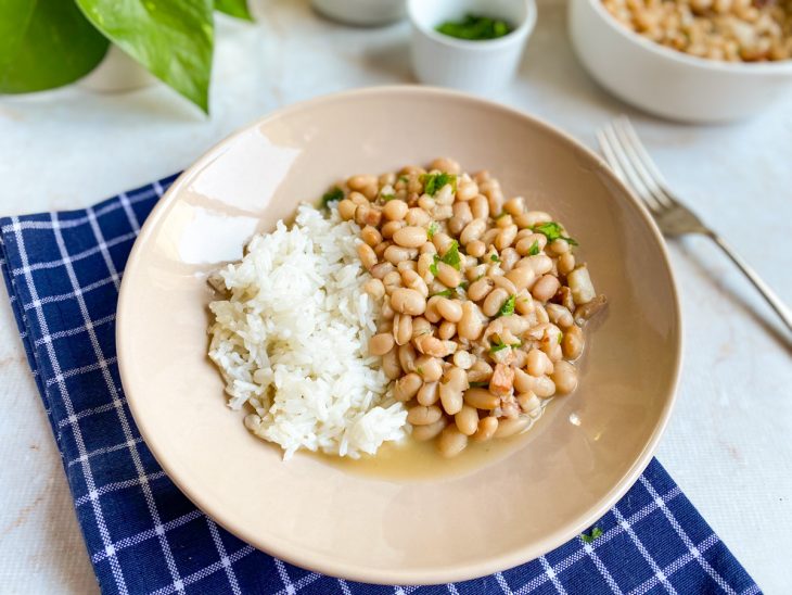 Num prato, feijão servido com arroz.
