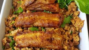 Feijão-de-corda com costelinha de porco