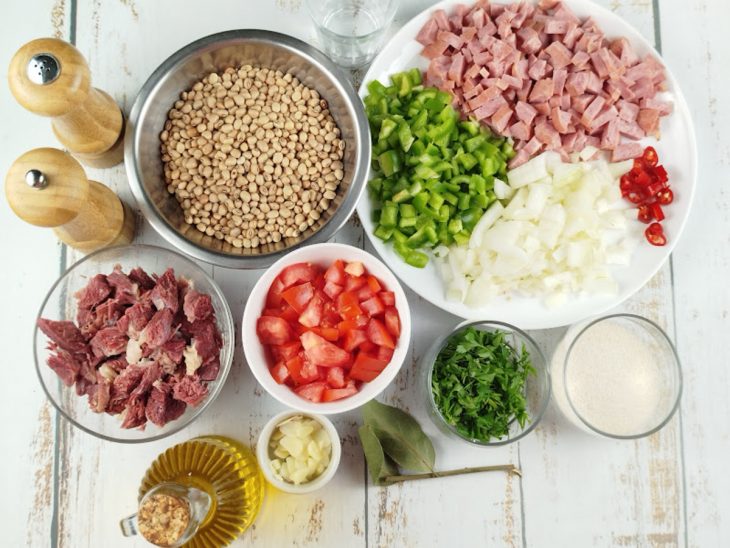 Ingredientes do feijão-de-corda organizados e já picados na bancada.
