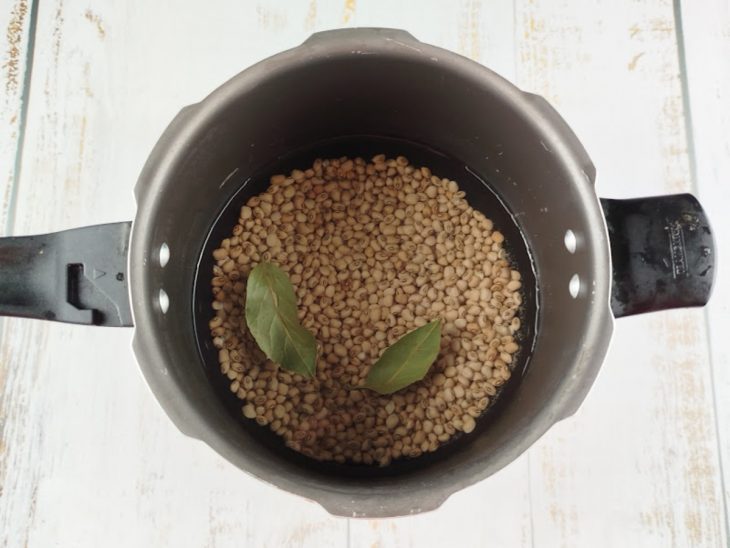 Feijão-de-corda cozido al dente com folhas de louro.