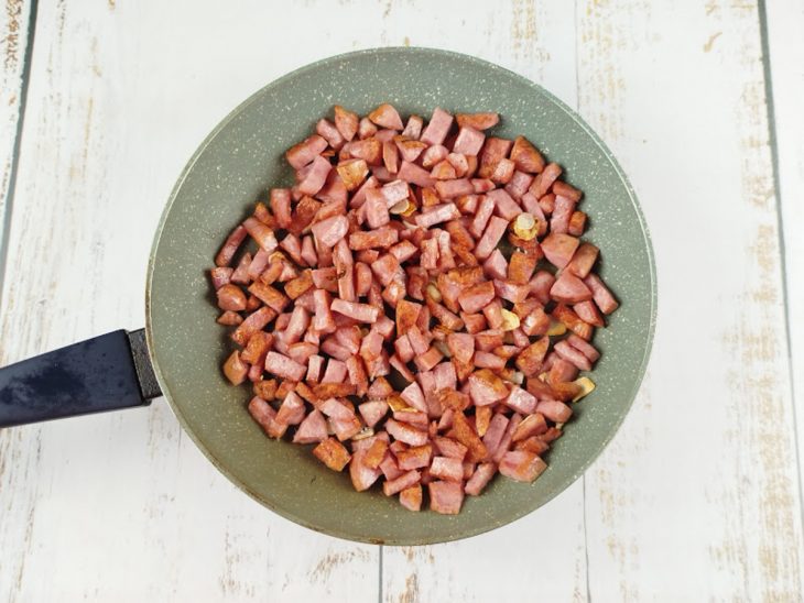 Calabresa dourando na frigideira com azeite.