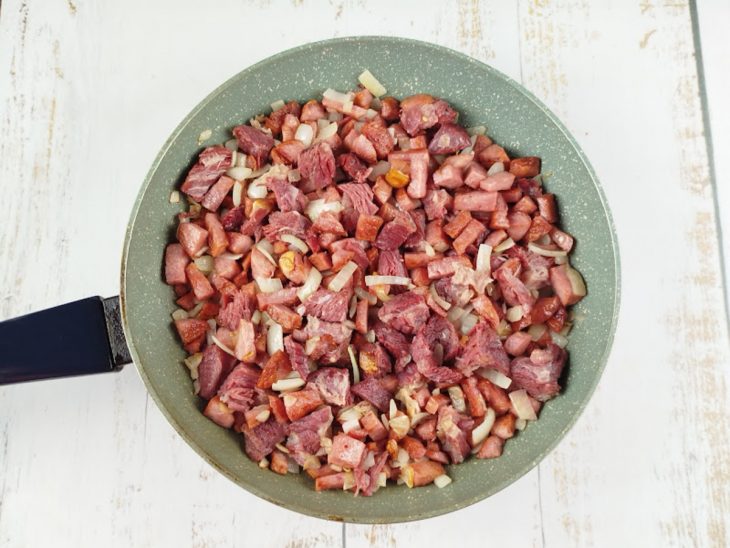 Cebola sendo incorporada ao refogado até murchar.