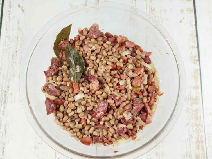 Carne seca adicionada ao refogado já aromático.