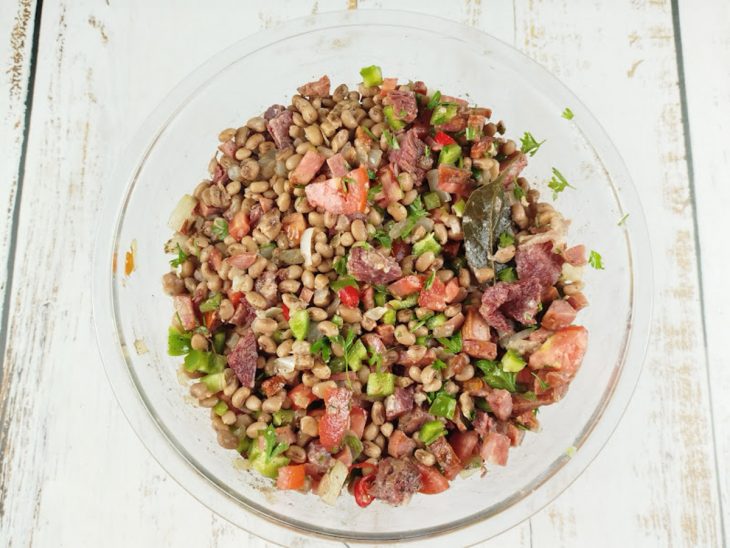 Pimentão, tomate e pimenta adicionados ao feijão.