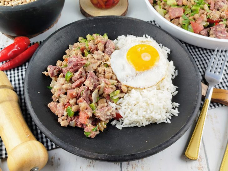 Feijão-de-corda tropical servido no prato.