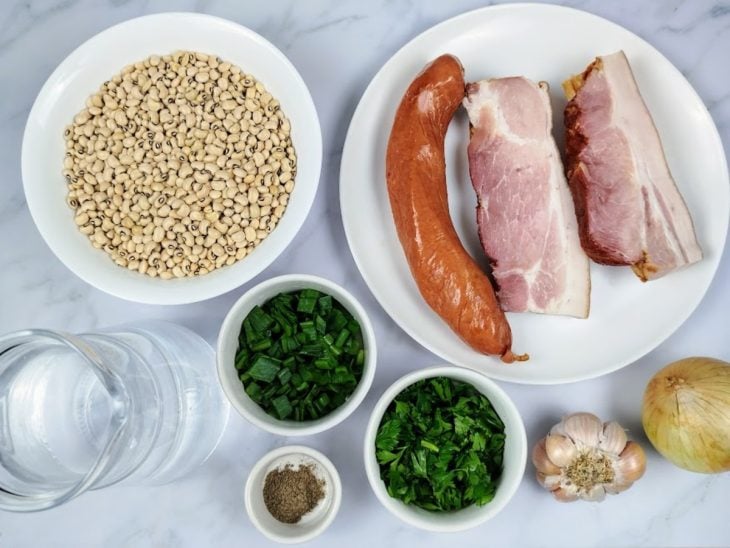 Uma bancada com os ingredientes separados.