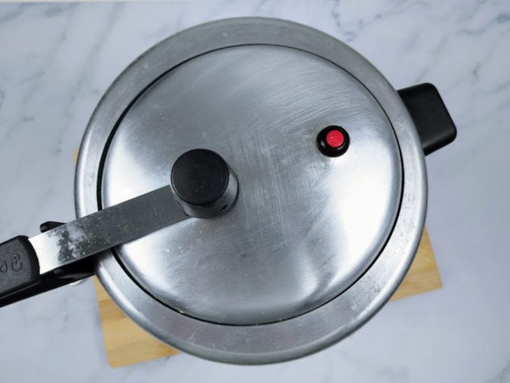 Uma panela de pressão fechada.
