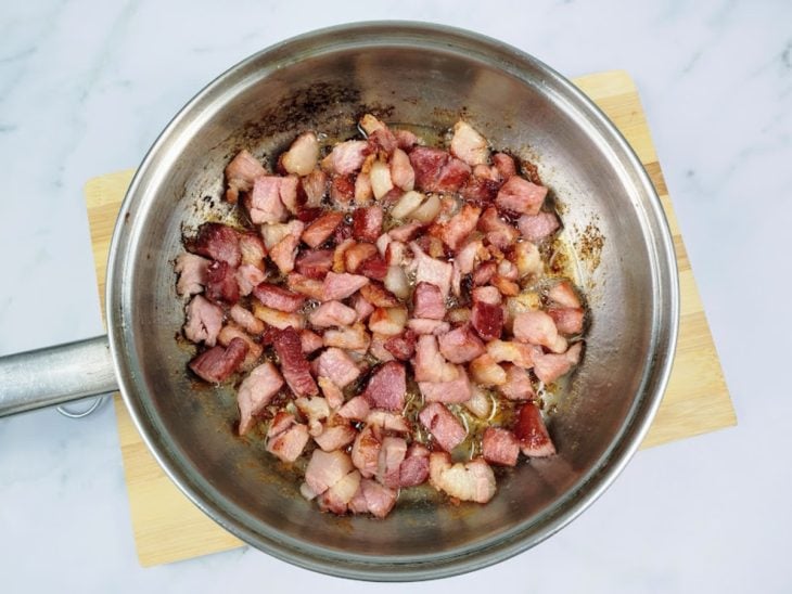 Uma frigideira com bacon frito.