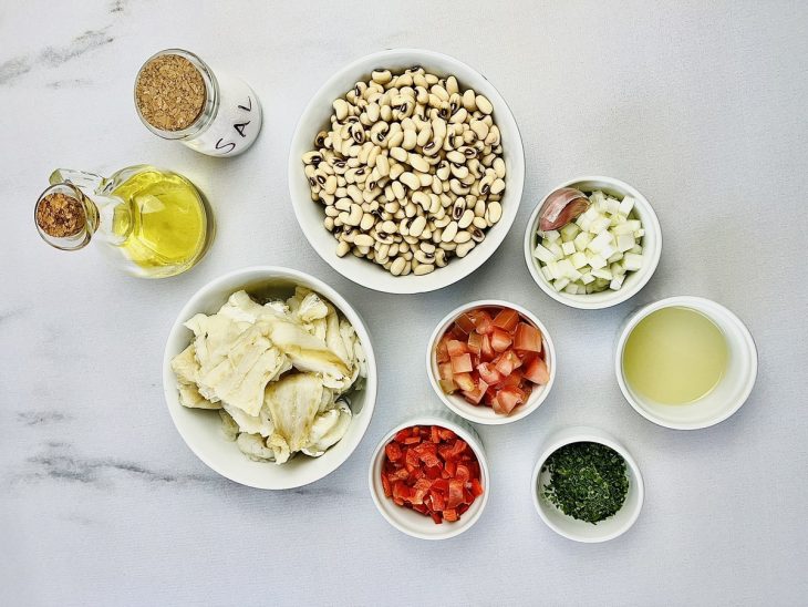 Ingredientes para a receita reunidos em uma bancada.