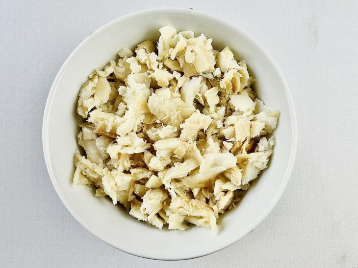 Bacalhau dessalgado numa tigela redonda.
