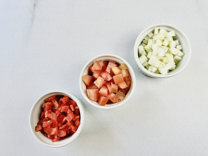 Ingredientes picados e reservados em recipientes diferentes.