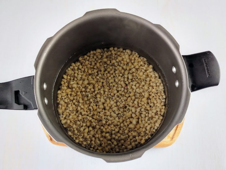 feijão fradinho cozinhando na pressão.