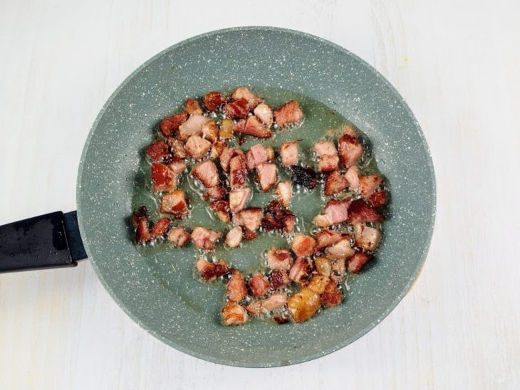 bacon refogado com sua própria gordura.
