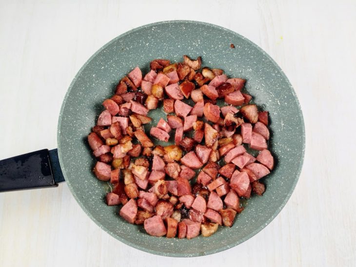 calabresa picadinha refogada com bacon.